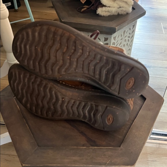 UGG size 7, style 5136, Tan Shearling UGG Boots, gently preloved - Picture 6 of 9